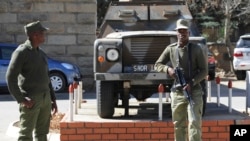 Des militaires montent la garde dans un camp de l'armée à Maseru, Lesotho, 31 août 2014. 