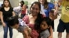 Une mère migrante réunie avec son fils à Chicago sur ordre d'un juge américain