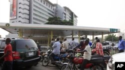 Des files d'attente dans Lagos, 26 mai 2015