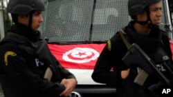 Des policiers montent la garde devant le musée national du Bardo deux jours après que des hommes armés ont attaqué le musée à Tunis, en Tunisie, le 20 mars 2015.