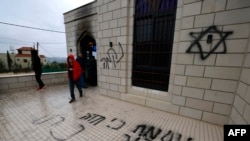 Palestinci pregledaju štetu nanesenu džamiji, nakon izvještaja o napadu izraelskih doseljenika, u gradu Marda u blizini grada Salfita na Zapadnoj obali 20. decembra 2024. godine.
