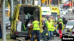 Une personne blessée est chargée dans une ambulance à la suite d'une fusillade à la mosquée Al Noor à Christchurch, en Nouvelle-Zélande.