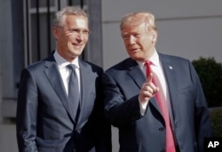 Predsjednik SAD, Donald Trump, gestikulira dok se obraća medijima nakon bilateralnog razgovora na radnom doručku sa generalnim sekretarom NATO, Jensom Stoltenbergom, u Briselu, Belgija, 11. jula 2018.