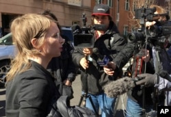 Arhiva - Chelesa Manning obraća se medijima ispred federalnog suda u Aleksandriji. Bivšem analitičaru vojne obavještajne službe naloženo je da ode u zatvor 8. marta 2019 zbog odbijanja da svjedoči pred Velikom porotom u Virginiji u sklopu istrage protiv WikiLeaksa.