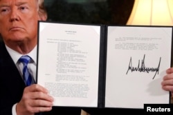 Predsjednik SAD Donald Trump drži proklamaciju sa njegovom namjerom da se povuče iz JCPOA iranskog nuklearnog sporazuma, nakon što ga je potpisao u Diplomatskoj sobi u Bijeloj Kući u Washingtonu, 8. maja 2018.