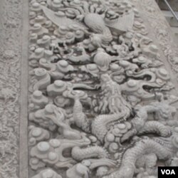 慈禧陵龙凤戏珠陛:凤在上龙在下