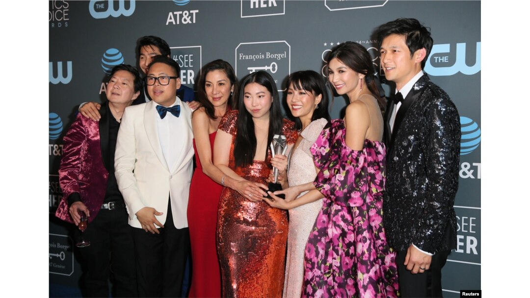 ภาพจากงาน Critics Choice Awards ครั้งที่ 24 ซึงจัดขึ้นที่ ซานตา โมนิกา รัฐแคลิฟอร์เนีย เมื่อวันที่ 13 ม.ค. 2562 - ในภาพคือ ทีมงานนันกแสดงจากภาพยนตร์ "Crazy Rich Asians" ที่ร่วมถ่ายภาพที่บริเวณหลังเวทีงานพร้อมรางวัลภาพยนตร์ตลกยอดเยี่ยม (REUTERS/Danny Moloshok)