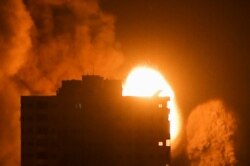 Dim i plamen iznad zgrade tokom izraelskih vazdušnih udara, usred rasplamsavanja izraelsko-palestinskog nasilja, u Gazi 17. maja 2021. Foto: (REUTERS/Ibraheem Abu Mustafa)