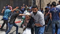 Palestinci evakuiraju zgradu ciljanu izraelskim bombardiranjem u gradu Gazi 11. maja 2021.