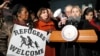 Ketua fraksi Demokrat di DPR AS, Nancy Pelosi dan Senator Demokrat dari New York, Chuck Schummer bertemu para demonstran yang memrotes kebijakan imigrasi Presiden Trump (30/1).