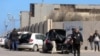 Para penumpang tampak tengah dievakuasi di bandara Mitiga, di Tripoli, Libya, 8 April 2019 (foto: Reuters/Hani Amara)
