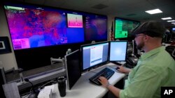 Un specialiste travaille au Centre National de Cybersecurite et de Communications Integration (NCCIC) (in Arlington, Va., Sept. 9, 2014.

