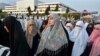 Des Pakistanaises protestent contre le gouvernement pour encourager une loi qui protégerait les victimes de viol à Islamabad, le 11 septembre 2006.