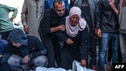 Palestinci reagiraju ispred tijela ubijenih u izraelskom napadu, u bolnici u Deir Al-Balahu u centralnom pojasu Gaze 17. novembra 2024. godine.