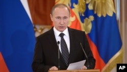 Vladimir Putin s'adressant à des membres de son armée au Kremlin, Moscou, le 17 mars 2016. (Alexei Nikolsky/Sputnik, Kremlin Pool Photo via AP)