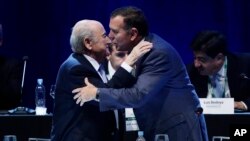 Sepp Blatter, à gauche, félicite Juan Angel Napout après que le Paraguayen a été confirmé comme président de la CONMEBOL lors d'un congrès général de la Confédération de football sud-américain, à Asuncion, Paraguay, 4 mars 2015.