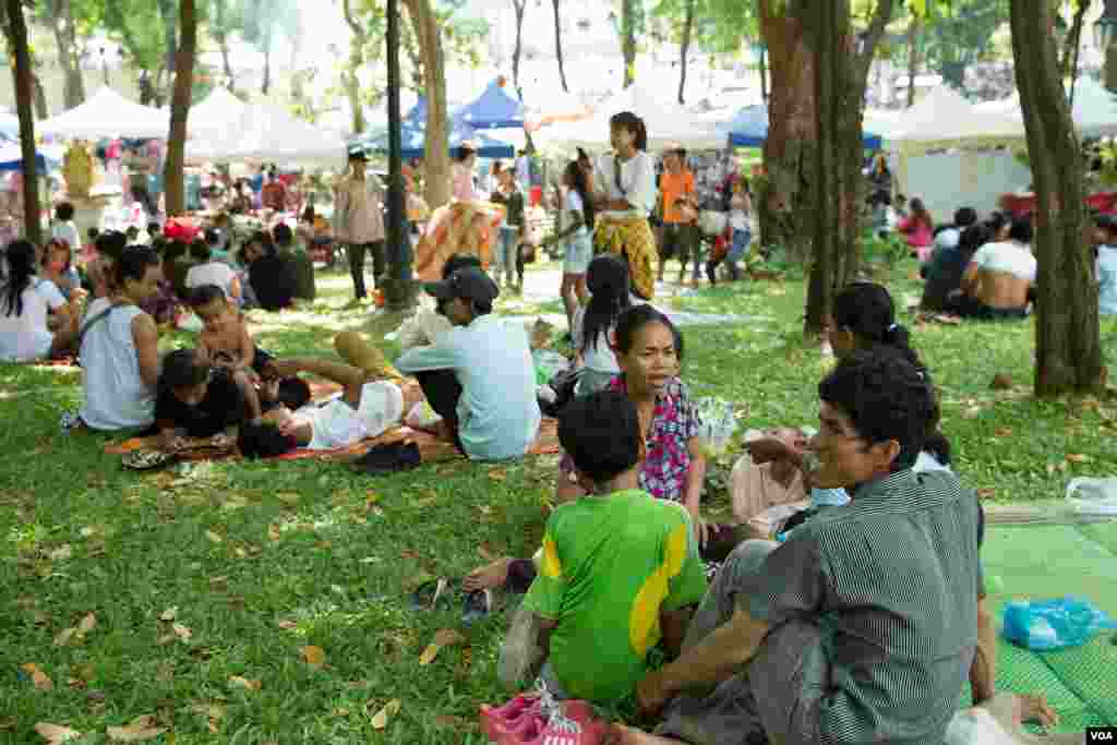 ប្រជាជនខ្មែរអង្គុយលើស្មៅនៅរមណីយដ្ឋានវត្តភ្នំ អំឡុងកម្មវិធីសង្រ្កាន្តវត្តភ្នំដើម្បីអបអរពិធីបុណ្យចូលឆ្នាំប្រពៃណីខ្មែរនៅក្នុងថ្ងៃទីពីរ កាលពីថ្ងៃទី១៥ ខែមេសា ឆ្នាំ២០១៩ ក្នុងរាជធានីភ្នំពេញ ប្រទេសកម្ពុជា។(ទុំ ម្លិះ/VOA)