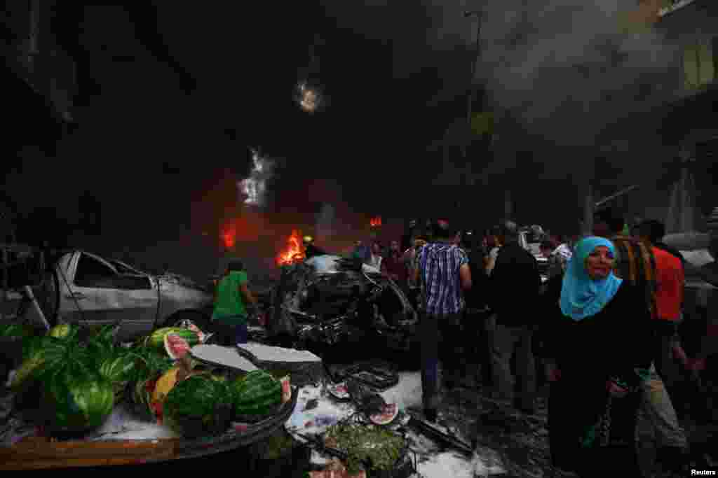 Seorang perempuan menangis di lokasi ledakan di Beirut, Lebanon. Ledakan hebat membakar beberapa mobil dan membuat beberapa orang terjebak di sebuah gedung.&nbsp;