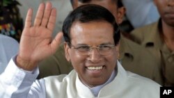 Mantan Menteri Maithripala Sirisena melambaikan tangan ke arah para pendukungnya, saat meninggalkan sekretariat pemilihan umum Sri Lanka di Colombo (9/1). Maithripala Sirisena mengalahkan Presiden Mahinda Rajapaksa dalam pemilihan Presiden Sri Lanka.