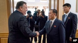 Le secrétaire d'Etat américain Mike Pompeo réçu par Kim Yong Chol, deuxième à droite, haut responsable du parti au pouvoir nord-coréen et ancien chef des services de renseignement, le samedi 7 juillet , 2018. (Photo AP / Andrew Harnik, Pool)