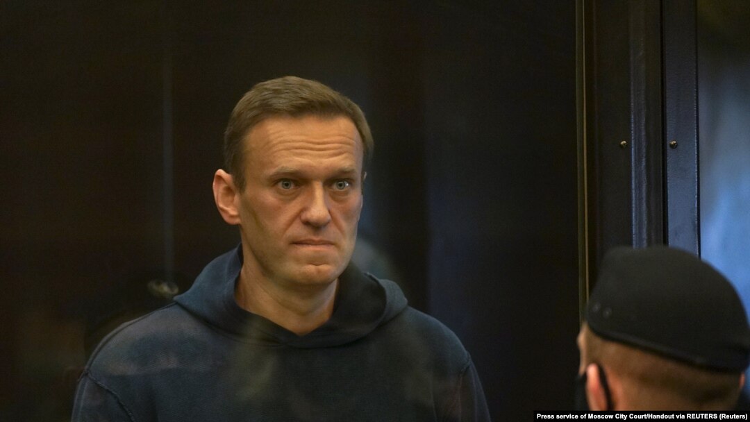 Russian opposition leader Alexei Navalny accused of flouting the terms of a suspended sentence 