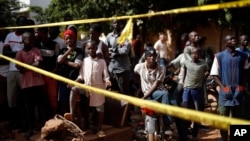 Des enfants derrière une barrière de police à l'extérieur de l'hôtel Radisson à Bamako, le 21 novembre 2015. (AP Photo/Jerome Delay)