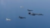 미 공군 B-1B 랜서 폭격기(오른쪽)가 지난 2017년 한국 영공에서 한국군 F-15K·F-16 전투기 편대를 이끌고 있다. (자료사진=미 국방부)