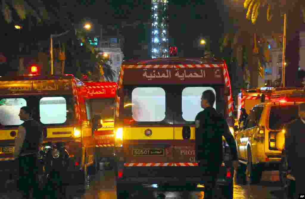 Les secours et les services de sécurité sont déployés après un attentant contre un bus de la sécurité présidentielle à Tunis, 24 novembre 2015.