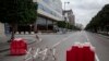 L'avenue principale de Tunis est fermée peu avant un couvre-feu national, mercredi 18 mars 2020, décrété par le président Kais Saied pour contrer le coronavirus. (Photo AP / Hassene Dridi)