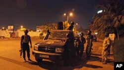 Des soldats maliens près de la mission miliatire de l'UE à Bamako, le 21 mars 2016.