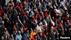 Para penentang langkah penghematan pemerintah Yunani melakukan aksi mogok 24 jam dan melancarakan protes di lapangan Syntagma (20/2).