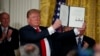Le président Donald Trump présente une «directive sur la politique spatiale» après l'avoir signée lors d'une réunion du Conseil national de l'espace à la Maison-Blanche, le 18 juin 2018, à Washington.