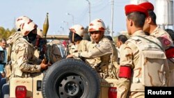 Les forces militaires égyptiens au Sinaï, en Egypte, le 1er décembre 2017.