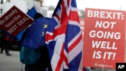 Les manifestants anti et pro-Brexit, devant le palais de Westminster à Londres, le lundi 11 mars 2019. (AP Photo / Alastair Grant)