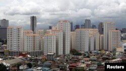 Deter bangunan kondominium untuk warga keels menengah di wilayah Mandaluyong, Metro Manila (Foto: dok).