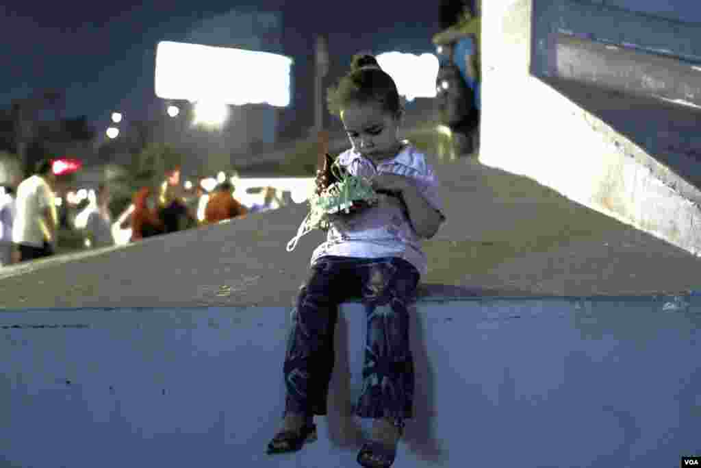 A young girl at the rally in Cairo. (Hamada Elrasam for VOA)