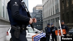 Les agents de la police belges assurent la sécurité à l’entrée du siège de la police fédérale à Bruxelles, après l’arrestation de Salah Abdeslam, le suspect-clé des attaques de novembre à Paris, 18 mars 2016.