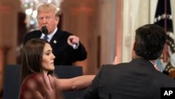 Reporter CNN-a Jim Acosta (s leđa) u prepirci sa predsjednikom Trumpom