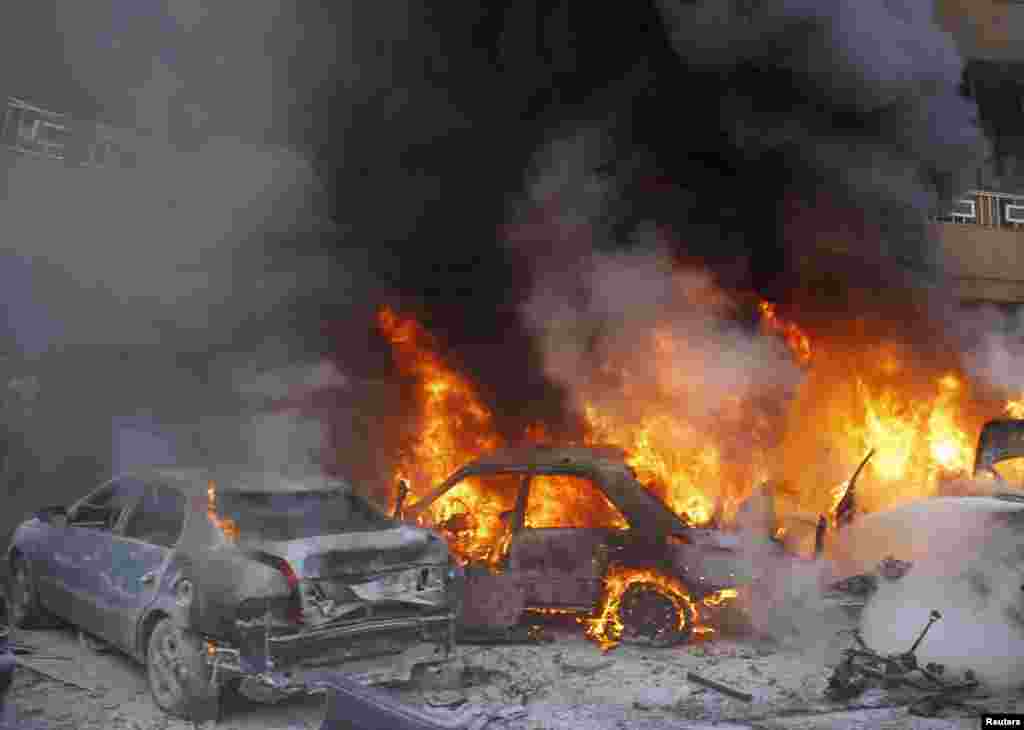 Mobil-mobil terbakar setelah ledakan sebuah bom mobil di kawasan Haret Hreik di pinggiran ibukota Beirut, Lebanon.