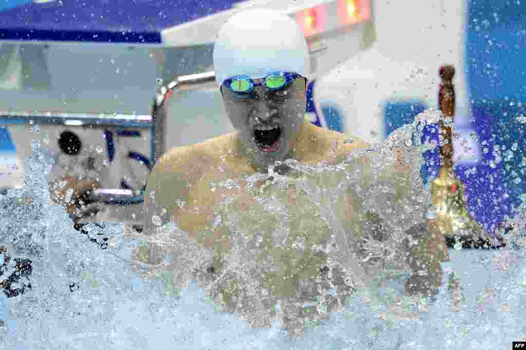 Perenang Tiongkok, Sun Yang bergembira setelah memastikan meraih medali emas nomor 1500 meter gaya bebas putera.