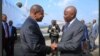 Le président centrafricaine Faustin Archange Touadéra salue, Vital Kamerhe. le directeur de cabinet du président de Félix Tshisekedi à sa descente d'avion à l'aéroport international de N'Djili à Kinshasa, 18 mars 2019. (Facebook/Fatshi News)