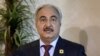 Le maréchal libyen Khalifa Haftar, chef des forces armées des autorités parallèles basées dans l'est du pays, lors d’une conférence de presse à Amman, Jordanie, 24 août 2015.