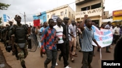 Des partisans de l'opposition lors d'une manifestation à Bamako, au Mali, le 11 août 2018.