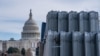 Sigurnosna ograda složena u blizini zgrade američkog Kapitola u National Mall-u uoči potvrde 6. januara predsjedničkih izbora 2024. u Kongresu u Washingtonu, DC, 5. januara 2025. godine.