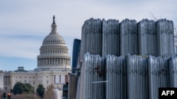 Sigurnosna ograda složena u blizini zgrade američkog Kapitola u National Mall-u uoči potvrde 6. januara predsjedničkih izbora 2024. u Kongresu u Washingtonu, DC, 5. januara 2025. godine.