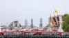 Petugas polisi yang mengenakan masker wajah berjejer, melindungi kawasan di sekitar Grand Palace saat melakukan aksi protes di Bangkok, Thailand, Minggu, 20 September 2020. (Foto: AP)