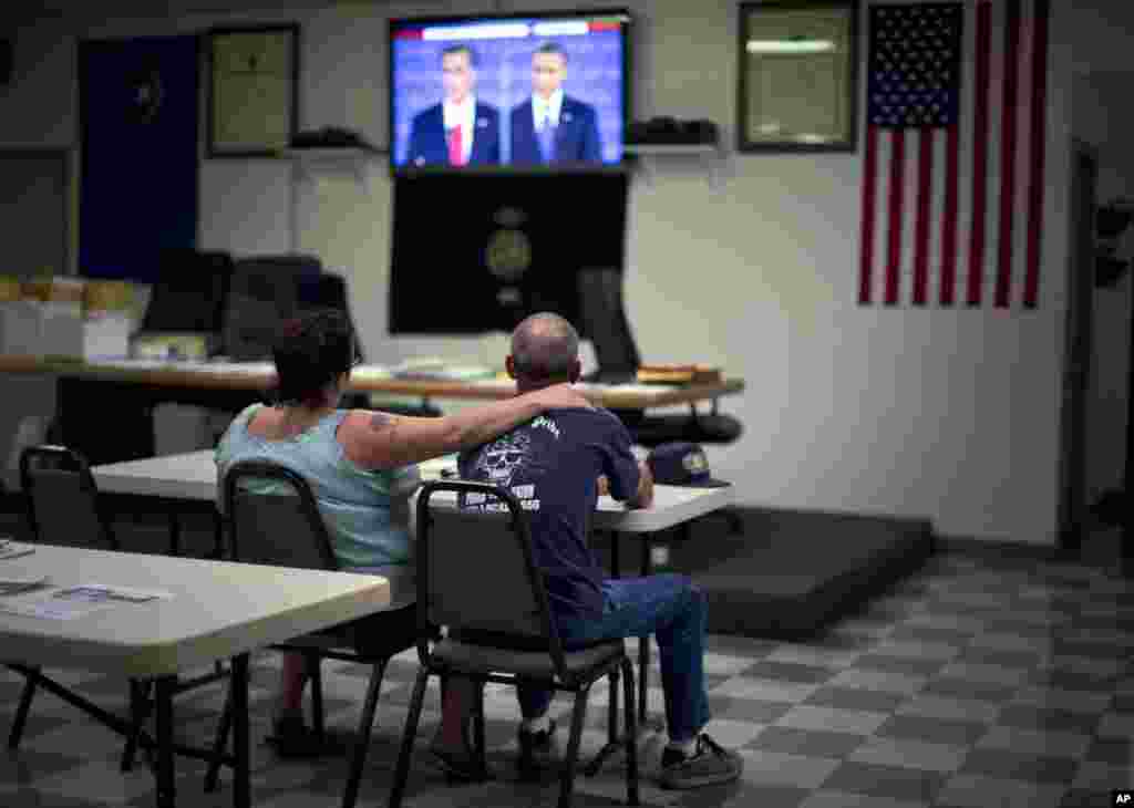 Dawn (kiri) dan Randy Cornell, menonton debat pertama capres dari kantor organisasi buruh United Steelworkers Local 4856 di Denver (3/10).