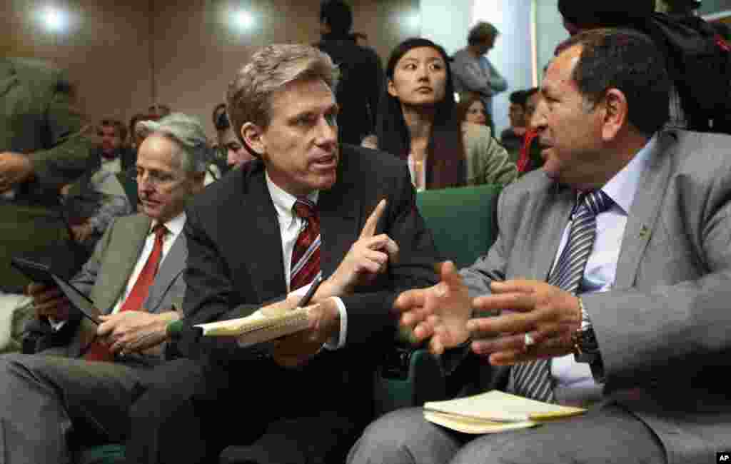 L'ambassadeur Chris Stevens, accompagné de l'ambassadeur britannique Christopher Prentice (à gauche) s'adressant à Suleiman Fortia, un membre du Conseil national de transition libyen de Misrata à Benghazi