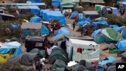 Le camp de migrants connu comme la Jungle de Calais, dans le nord de la France, le mercredi 21 octobre 2015. (AP Photo / Michel Spingler)