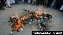 Ribuan warga Yaman pada Jumat (21/1) mengutuk serangkaian serangan pesawat nirawak pimpinan Arab Saudi yang menewaskan sejumlah orang. (Foto: Reuters)
